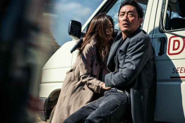 【写真を見る】北朝鮮の諜報員役のハ・ジョンウと妻役のチョン・ジヒョンの名シーンはこちら