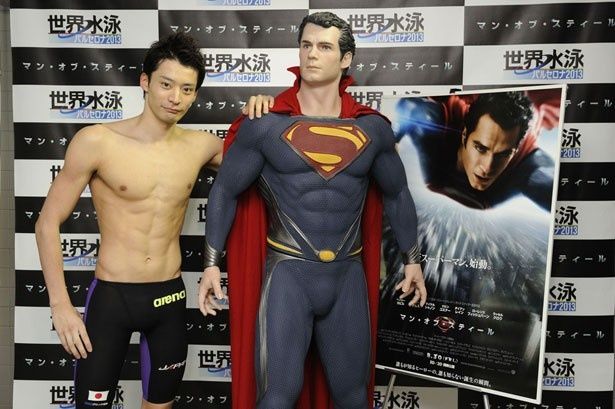 ロンドン五輪メダリストの入江選手が憧れのスーパーマンと共演！