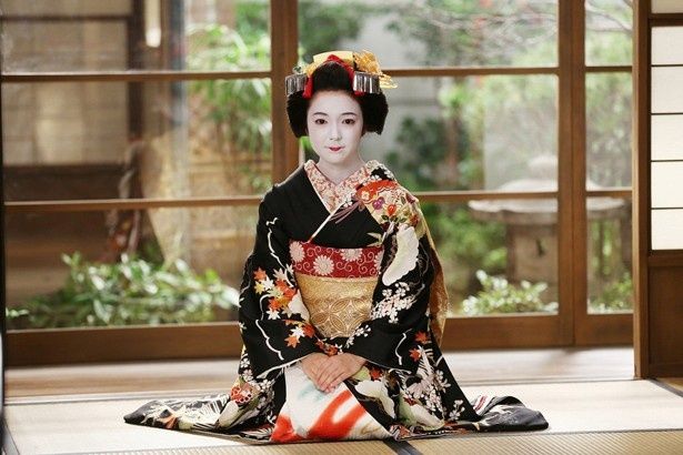『舞妓はレディ』は京都・花街を舞台に、鹿児島生まれで津軽育ちの少女が、厳しい稽古にめげそうになりながらも美しい舞妓を目指して成長していくストーリー
