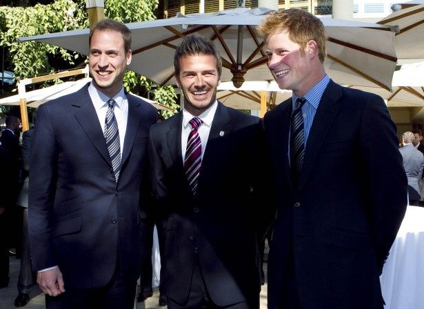 左からウィリアム王子、ベッカム、ハリー王子(2010年)