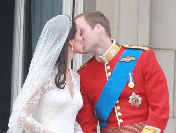 王室の結婚式で熱いキスを交わすキャサリン妃とウィリアム王子