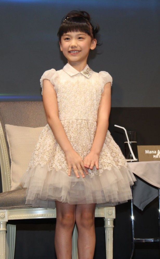 フリルがキュートな白のドレスで登場した芦田愛菜