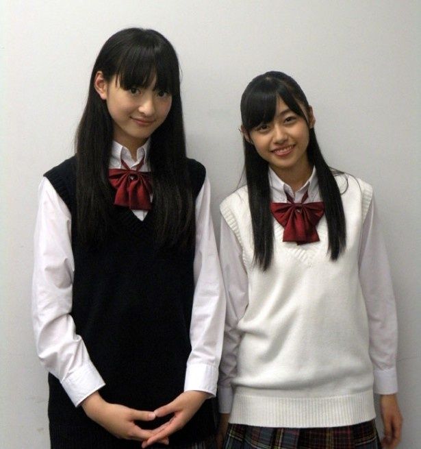 劇中では決して見られない笑顔を披露してくれた私立恵比寿中学の松野莉奈(写真左)と鈴木裕乃