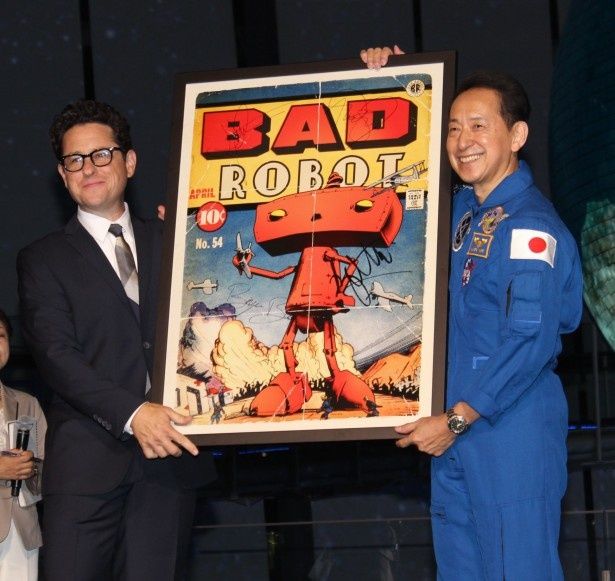 J・J・エイブラムス監督からは「BAD ROBOT」のポスターが贈られた