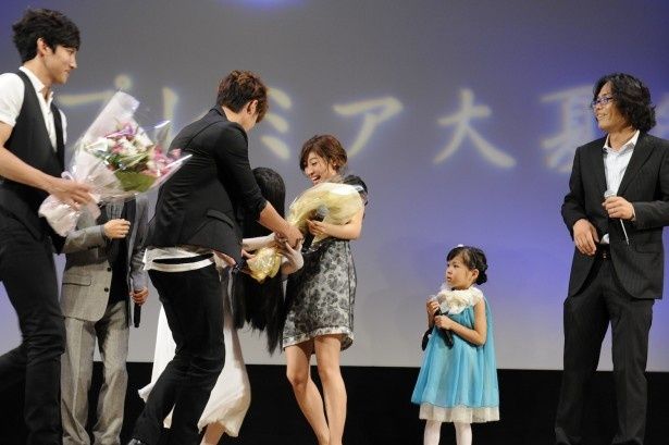 【写真を見る】瀧本美織らゲストから花束を奪う貞子