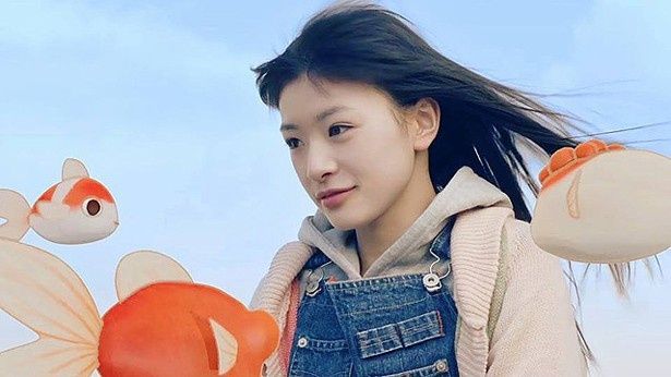 注目の美少女・優希美青が、新しい母親との関係に揺れるヒロインを熱演！(『空飛ぶ金魚と世界のひみつ』)