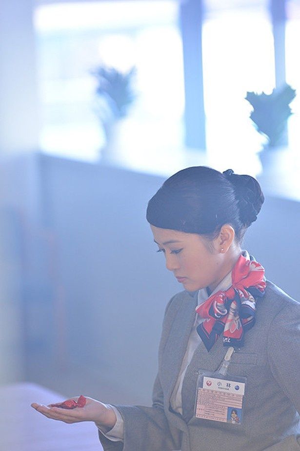 佐津川愛美が空港で働く新米グランドスタッフを演じる(『空飛ぶ金魚と世界のひみつ』)