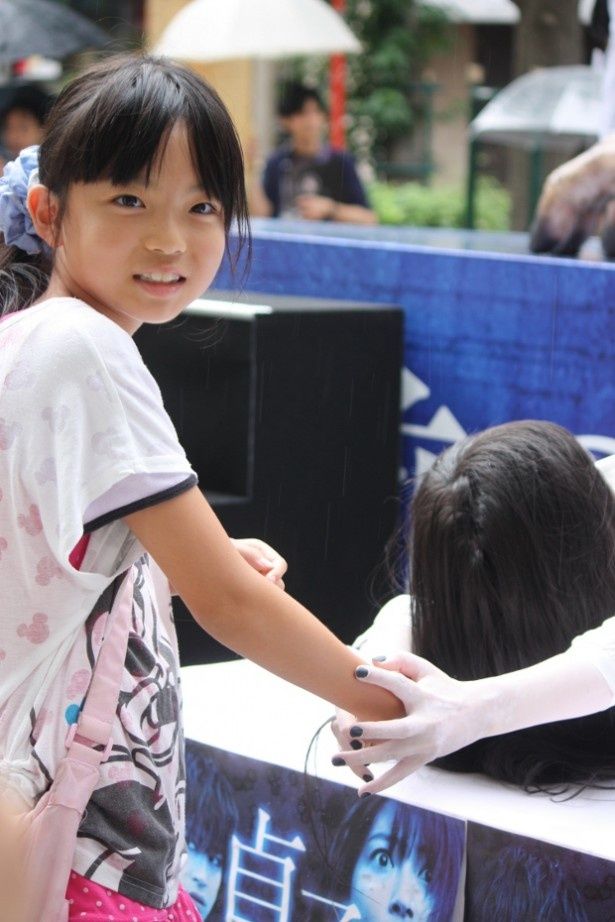 笑顔で貞子と握手をする少女