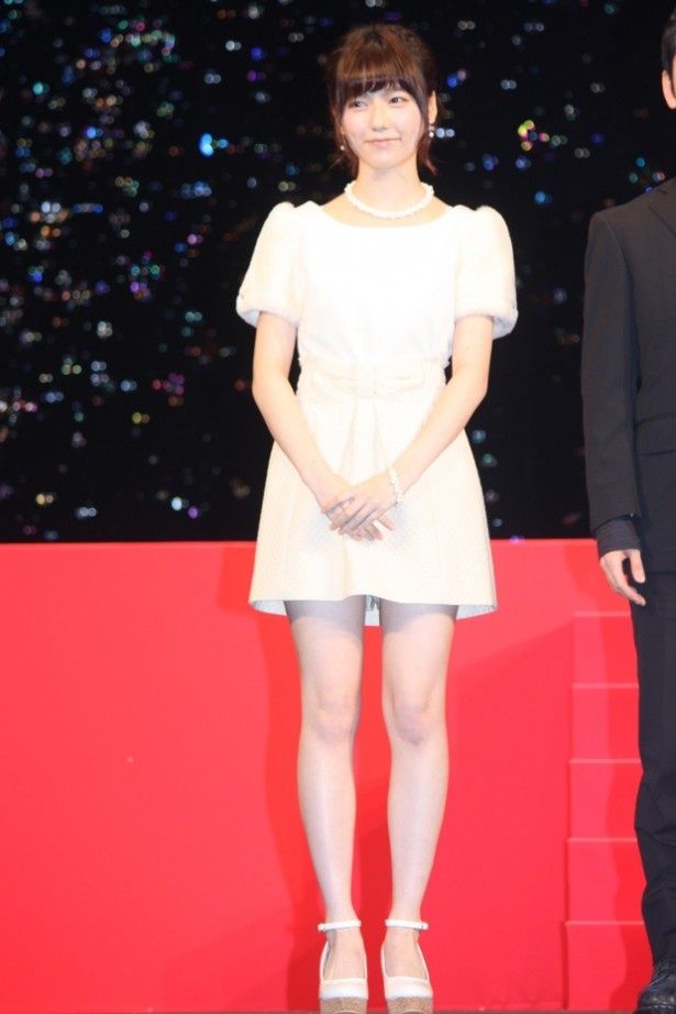【写真を見る】AKB48島崎遥香は白いミニワンピースで美脚を披露