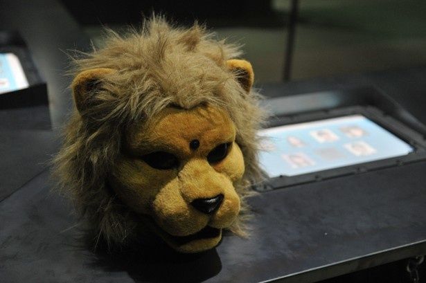 このライオンマのマスクを被り、サバイバルを繰り広げる(『JUDGE ジャッジ』)