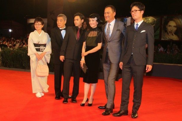 【写真を見る】妻・南果歩と共にヴェネチア国際映画祭のレッドカーペットを歩いた渡辺謙
