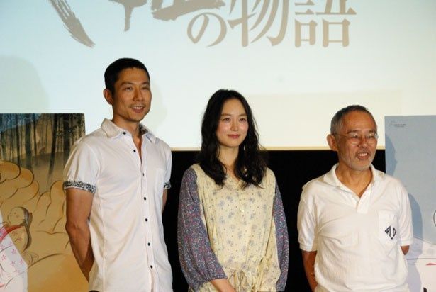 笑顔で応える朝倉あき、鈴木プロデューサー、西村プロデューサー