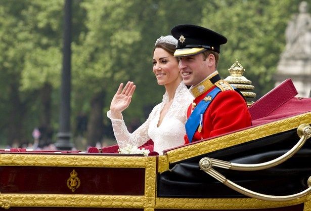 2011年、ウィリアム王子とキャサリン妃が10年の交際後に結婚