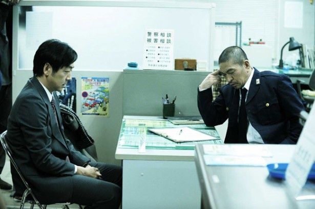 【写真を見る】松本監督も警察官役で登場し、主人公に辛辣な言葉を投げかける