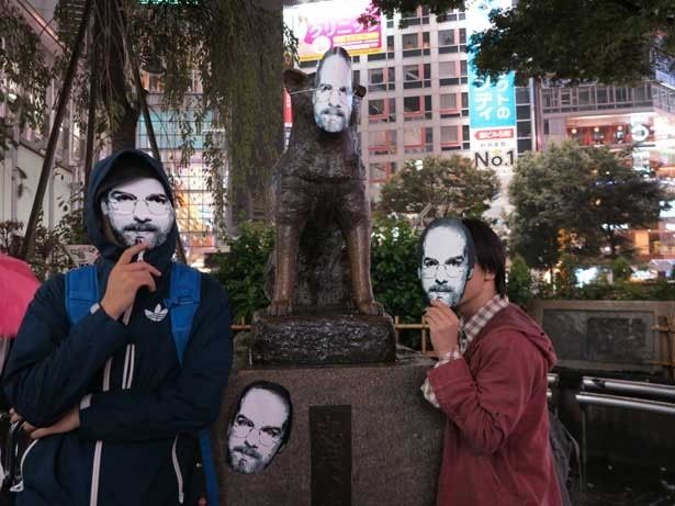 【写真を見る】渋谷のシンボル、ハチ公もジョブズのお面をかぶった！