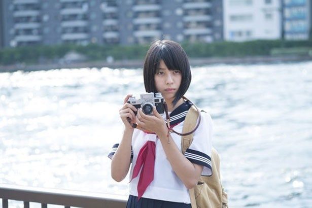 田中美麗が歩役に扮する『写真って何？』。ローライコード、キエフのカメラを使用