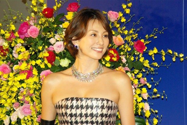 ショパールの宝飾品を着用し、完成披露試写会に登場した米倉涼子