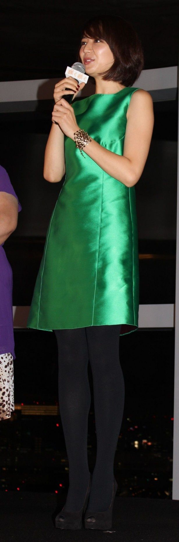 【写真を見る】長澤まさみがグリーンのミニドレス姿で登場！全身写真はこちらから