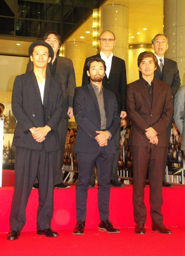 舞台挨拶前のレッドカーペットには阪本順治監督、原作の福井晴敏をはじめ、主要キャストが勢ぞろいした