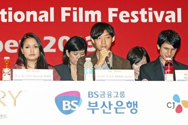 「釜山国際映画祭のこんな大きなスクリーンの中で、たくさんの人に観てもらえたことが純粋に嬉しい」と話していた金井監督(写真中央)