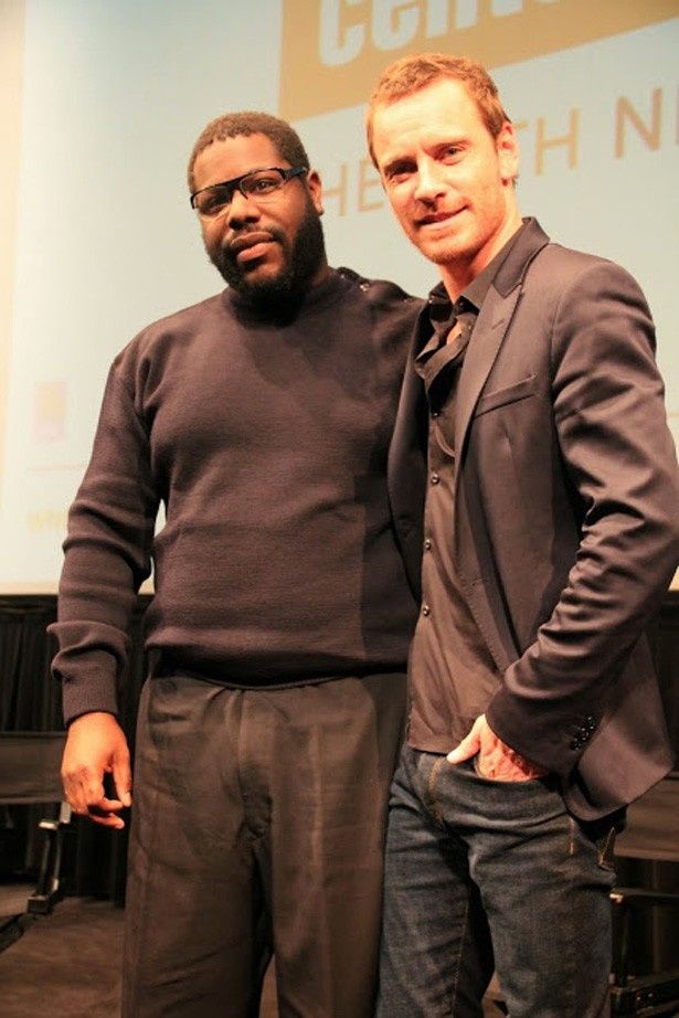 2011年に『SHAME シェイム』でNY映画祭の記者会見に応じたマイケル・ファスベンダーとマックイーン監督