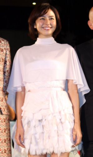 長澤まさみ、ベビーピンクの羽根ドレスで東京国際映画祭の華に！グリーンカーペットのファッションチェック