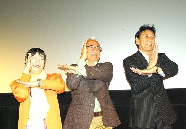 桜井浩子と黒部進に並んで、ウルトラマン役のスーツアクター、古谷敏も一緒にポーズ！