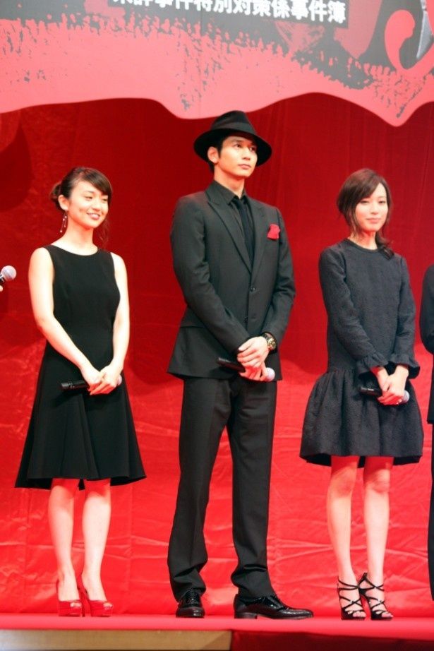 【写真を見る】戸田恵梨香、大島優子は黒いワンピースで登壇！