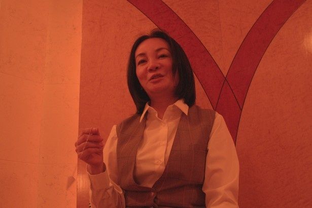 ラブホテルの従業員役で作家の岩井志麻子が参加している