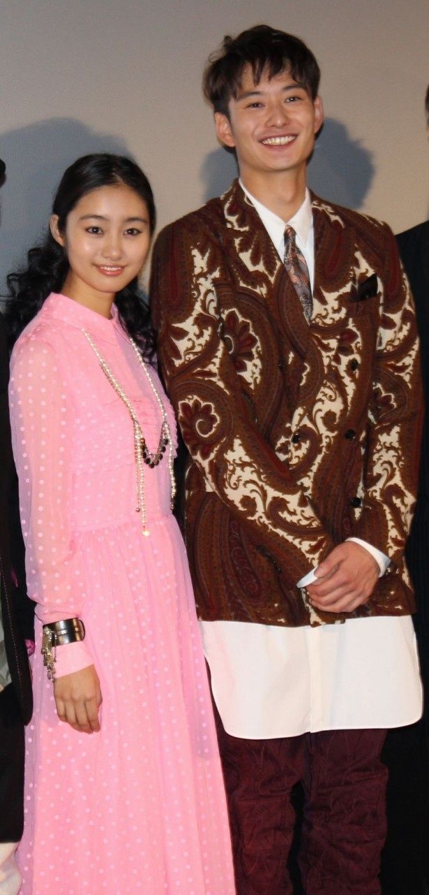 【写真を見る】岡田将生、忽那汐里のツーショット！忽那汐里は鮮やかなピンクのロングドレスで登場