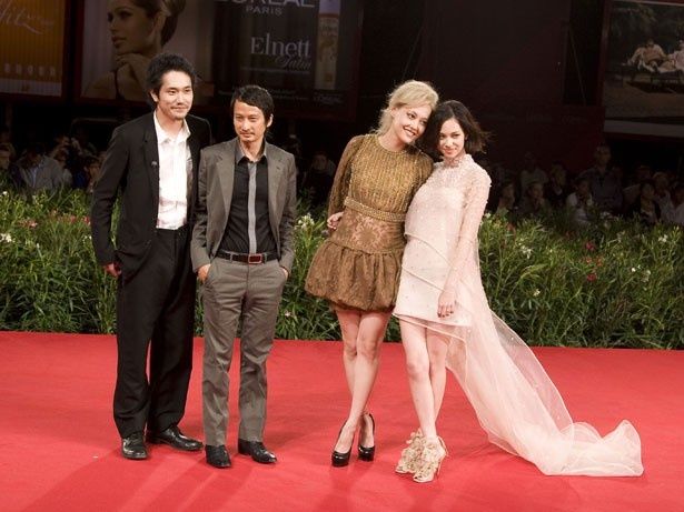 『ノルウェイの森』でヴェネチア映画祭のレッドカーペットを歩いた凛子。左から松山ケンイチ、監督のトラン・アン・ユン、菊地凛子、水原希子