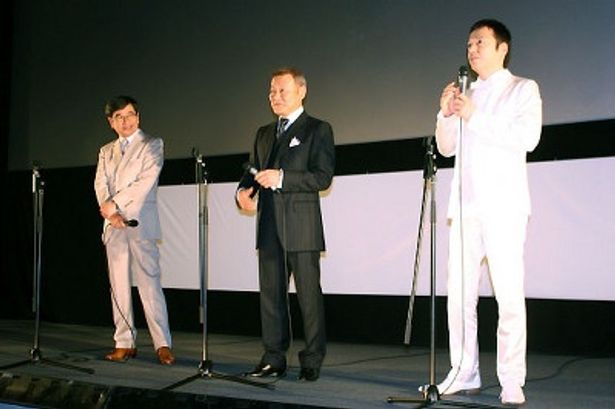 舞台挨拶に望む板尾創路監督、國村隼、石坂浩二(右から)