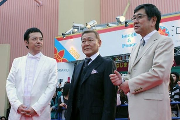 レッドカーペットで質問を受ける板尾創路監督、國村隼、石坂浩二(左から)
