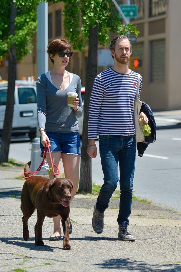 【写真を見る】夫アダム・シュルマンの愛犬とお散歩するアン
