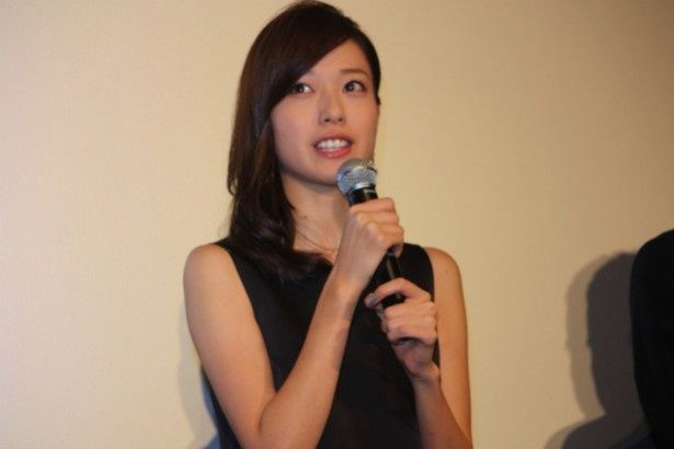 警視庁公安部の特殊捜査官・当麻紗綾役の戸田恵梨香