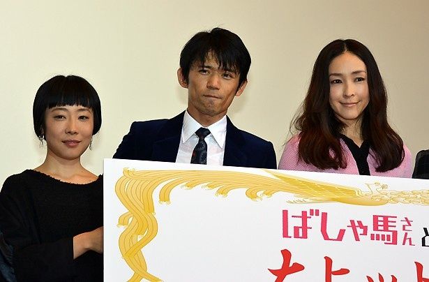 【写真を見る】特大サイズの感謝状を掲げた、麻生久美子らキャスト陣