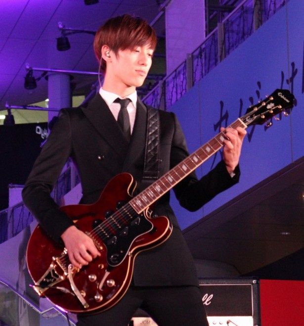 ギターを担当する水田航生