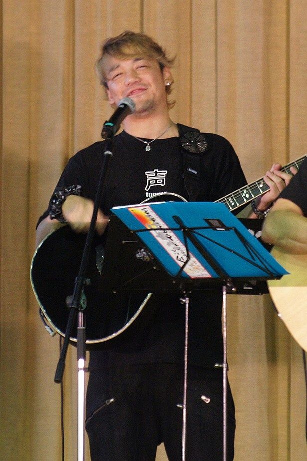 声援団の中心メンバーの一人としてギターを担当する勝杏里。「とある魔術の禁書目録」シリーズの土御門元春役が有名