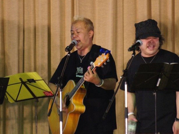 声優の神奈延年(左)。勝杏里と共にギター担当としてライブを盛り上げる