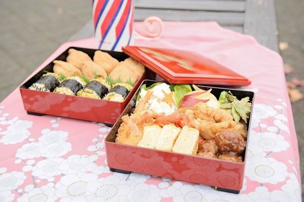 おにぎりやいなり寿司が並んだ重箱のお弁当。豪勢！