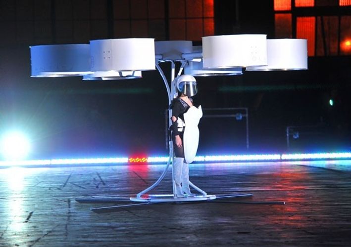 レディー・ガガ、今度は世界初の「飛ぶドレス」で宙を舞う！