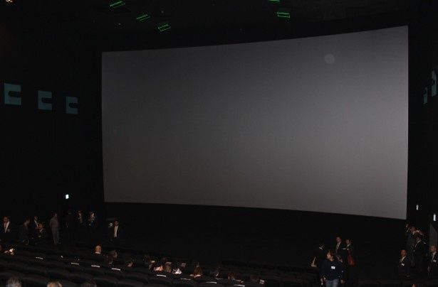 TOHOシネマズ独自規格による「TCX」は壁一面に広がる巨大スクリーン