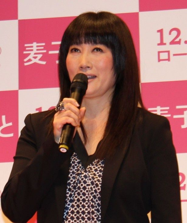 麦子の母親・彩子役の余貴美子