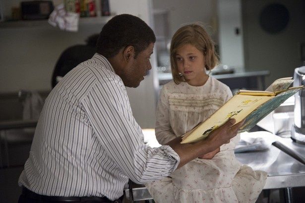 幼いキャロライン・ケネディと本を読み聞かせるホワイトハウスの執事