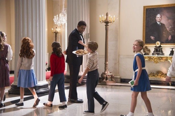 ホワイトハウスにやって来た子どもたちへお菓子のサービス