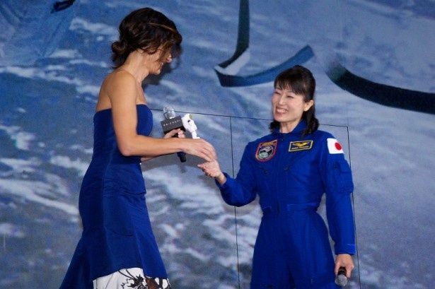 「サンドラは宇宙飛行士よりも宇宙飛行士らしかった」とサンドラの演技を称賛