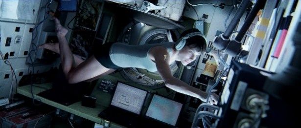 【写真を見る】無重力を表現したサンドラ・ブロックの引き締まった肢体に注目！