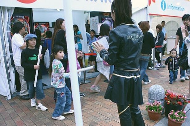 子供も集まる地域密着映画祭　協賛ブース「KYORAKU」