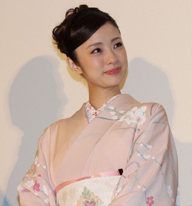 上戸彩は料理上手の妻・お春を演じる