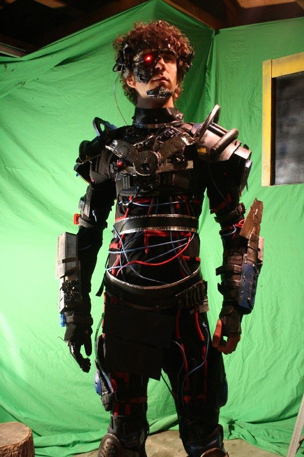 手作り感満載の撮影を行った衝撃作『マンボーグ』から最強ロボット戦士